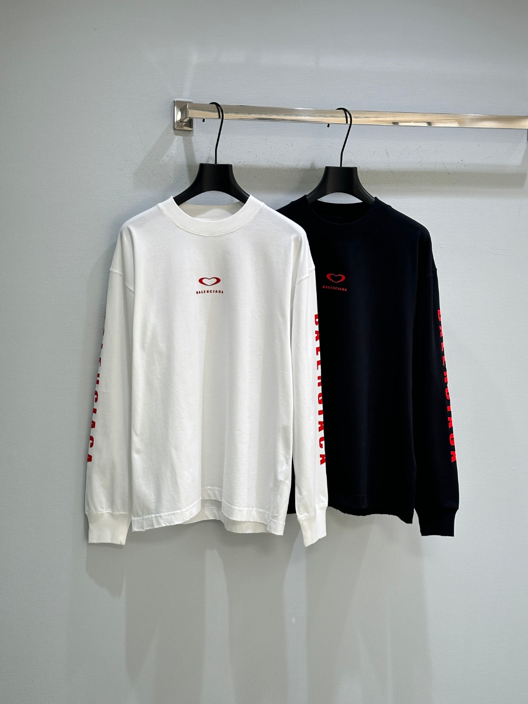 “New Single-Rate Women’s Clothing with Velvet Accents in Black and White Sizes SML” - 图片 1