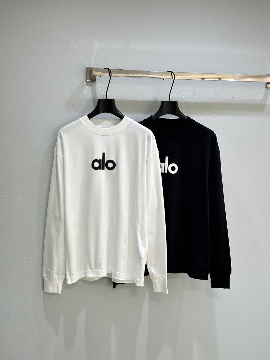 “New Alo Pure Cotton Long Sleeve T-Shirt with Bubble Rubber Logo in White and Black”