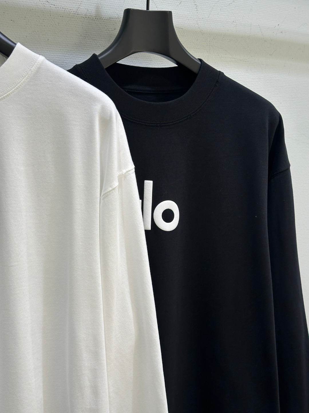 “New Alo Pure Cotton Long Sleeve T-Shirt with Bubble Rubber Logo in White and Black” - 图片 2