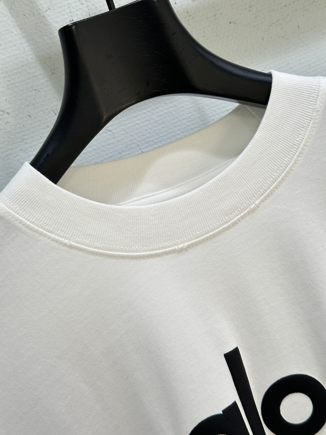 “New Alo Pure Cotton Long Sleeve T-Shirt with Bubble Rubber Logo in White and Black” - 图片 4