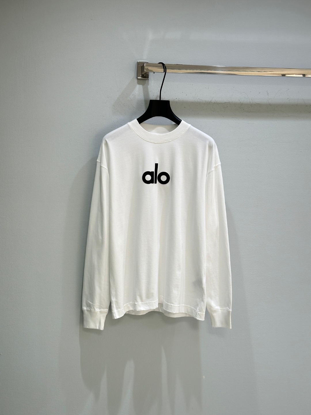 “New Alo Pure Cotton Long Sleeve T-Shirt with Bubble Rubber Logo in White and Black” - 图片 3