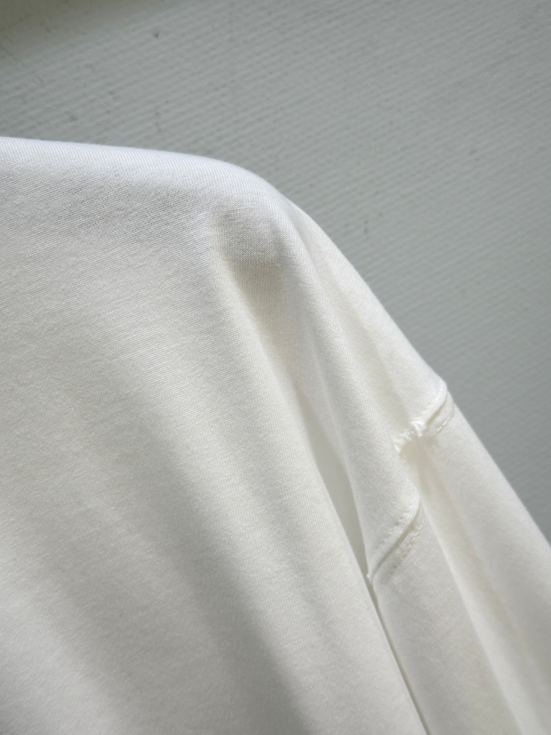 “New Alo Pure Cotton Long Sleeve T-Shirt with Bubble Rubber Logo in White and Black” - 图片 5