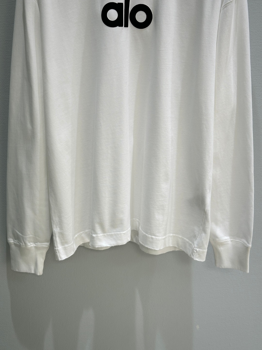 “New Alo Pure Cotton Long Sleeve T-Shirt with Bubble Rubber Logo in White and Black” - 图片 7