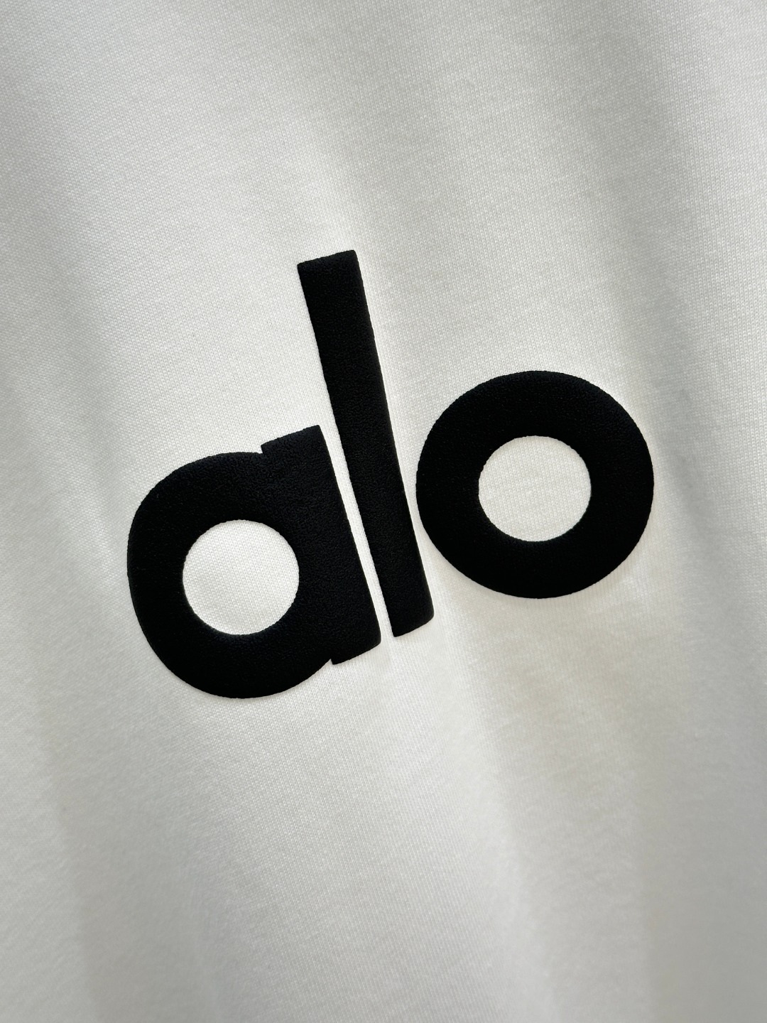 “New Alo Pure Cotton Long Sleeve T-Shirt with Bubble Rubber Logo in White and Black” - 图片 6