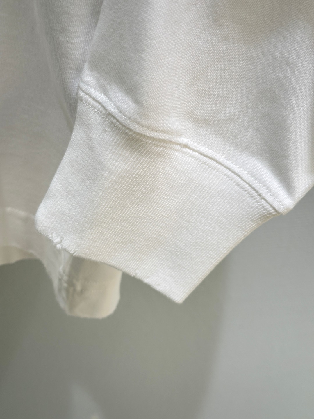 “New Alo Pure Cotton Long Sleeve T-Shirt with Bubble Rubber Logo in White and Black” - 图片 8