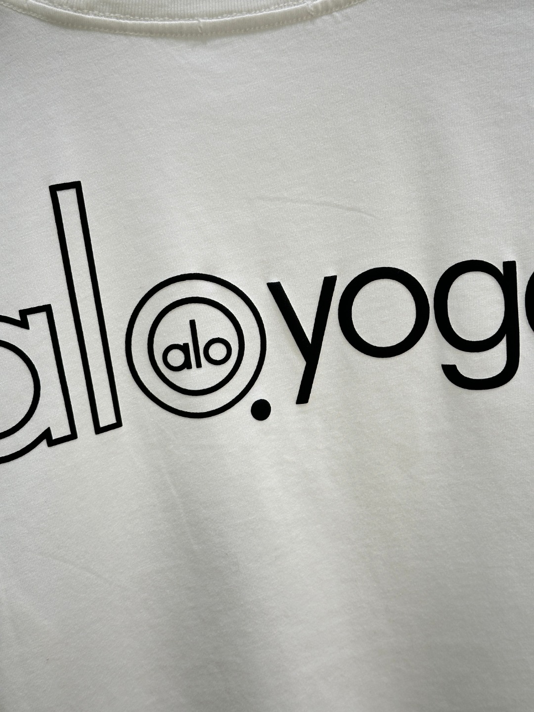“New Alo Pure Cotton Long Sleeve T-Shirt with Bubble Rubber Logo in White and Black” - 图片 9