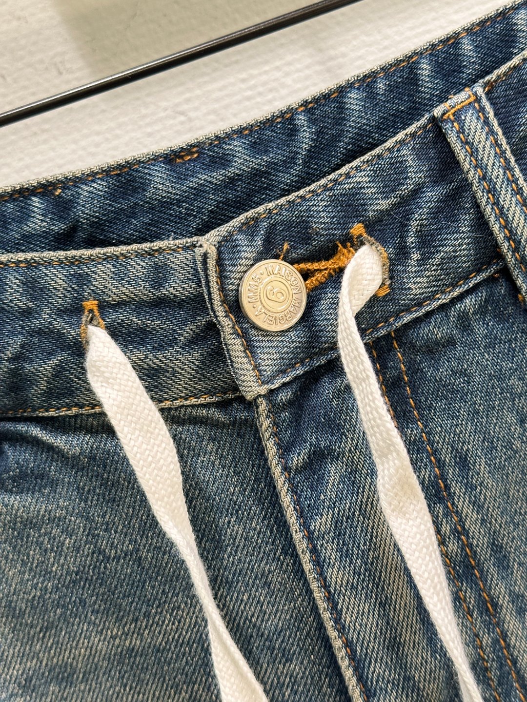 Title: MM6 SS20 Broad-Leg Jeans Description Summary: MM6 introduces rebellious broad-leg jeans with white ropes, vintage details, and unique branding for SS20 collection. - 图片 2