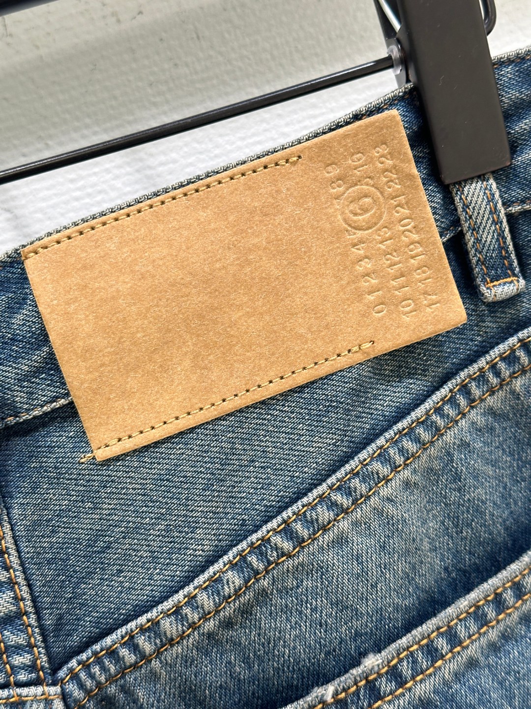 Title: MM6 SS20 Broad-Leg Jeans Description Summary: MM6 introduces rebellious broad-leg jeans with white ropes, vintage details, and unique branding for SS20 collection. - 图片 5