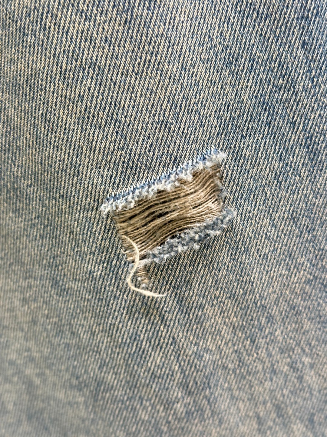 Title: MM6 SS20 Broad-Leg Jeans Description Summary: MM6 introduces rebellious broad-leg jeans with white ropes, vintage details, and unique branding for SS20 collection. - 图片 4