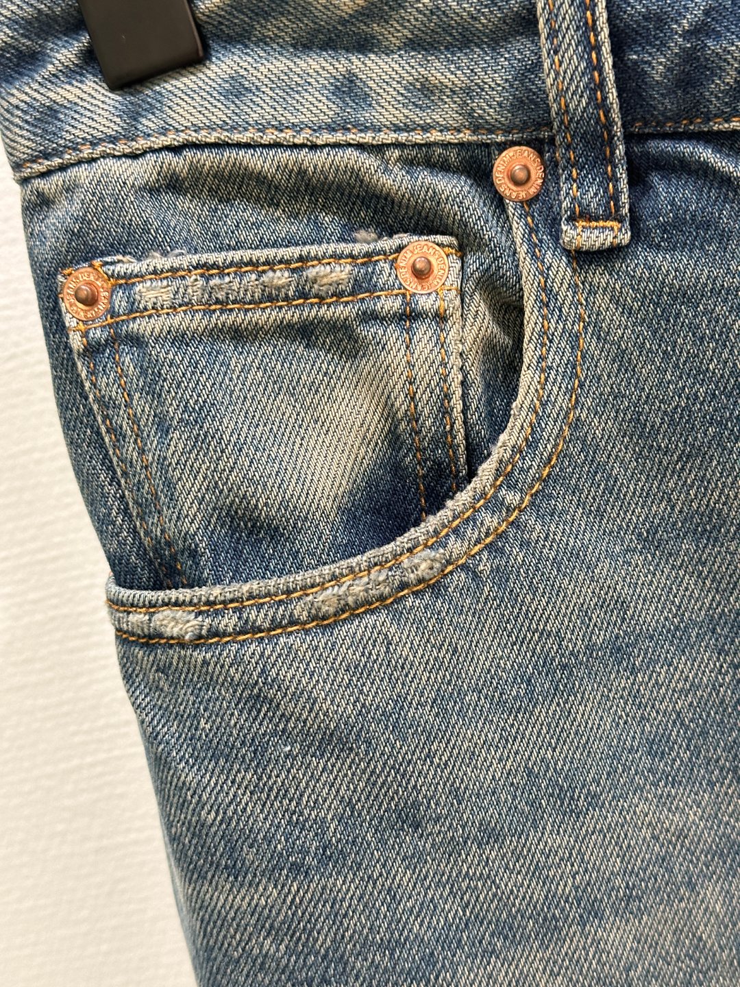 Title: MM6 SS20 Broad-Leg Jeans Description Summary: MM6 introduces rebellious broad-leg jeans with white ropes, vintage details, and unique branding for SS20 collection. - 图片 3