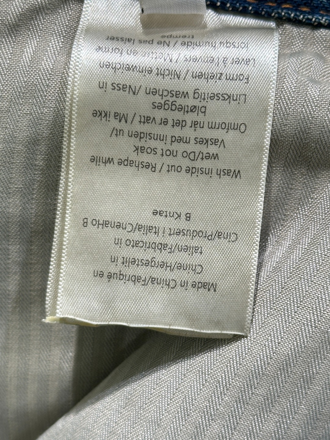 Title: MM6 SS20 Broad-Leg Jeans Description Summary: MM6 introduces rebellious broad-leg jeans with white ropes, vintage details, and unique branding for SS20 collection. - 图片 8