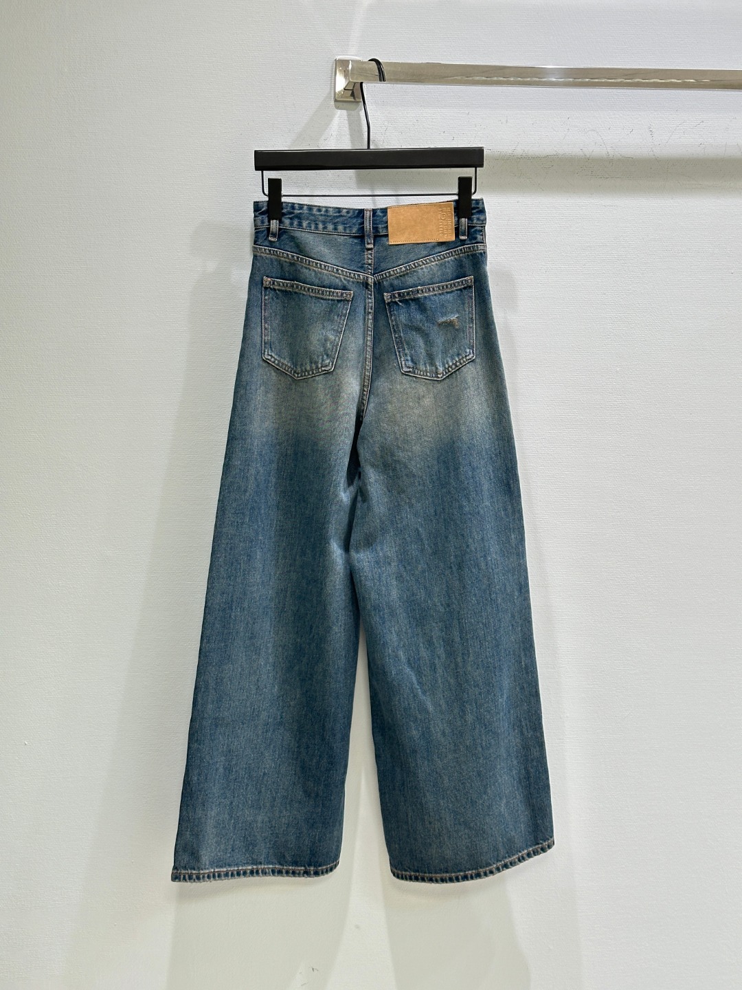 Title: MM6 SS20 Broad-Leg Jeans Description Summary: MM6 introduces rebellious broad-leg jeans with white ropes, vintage details, and unique branding for SS20 collection. - 图片 7