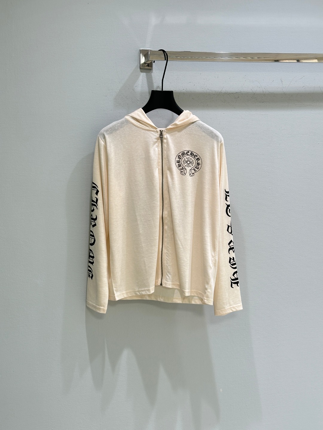 “Single Female Suit: American Gothology Style with Sanskrit Embroidery and Almond Gray Sleeves” - 图片 3