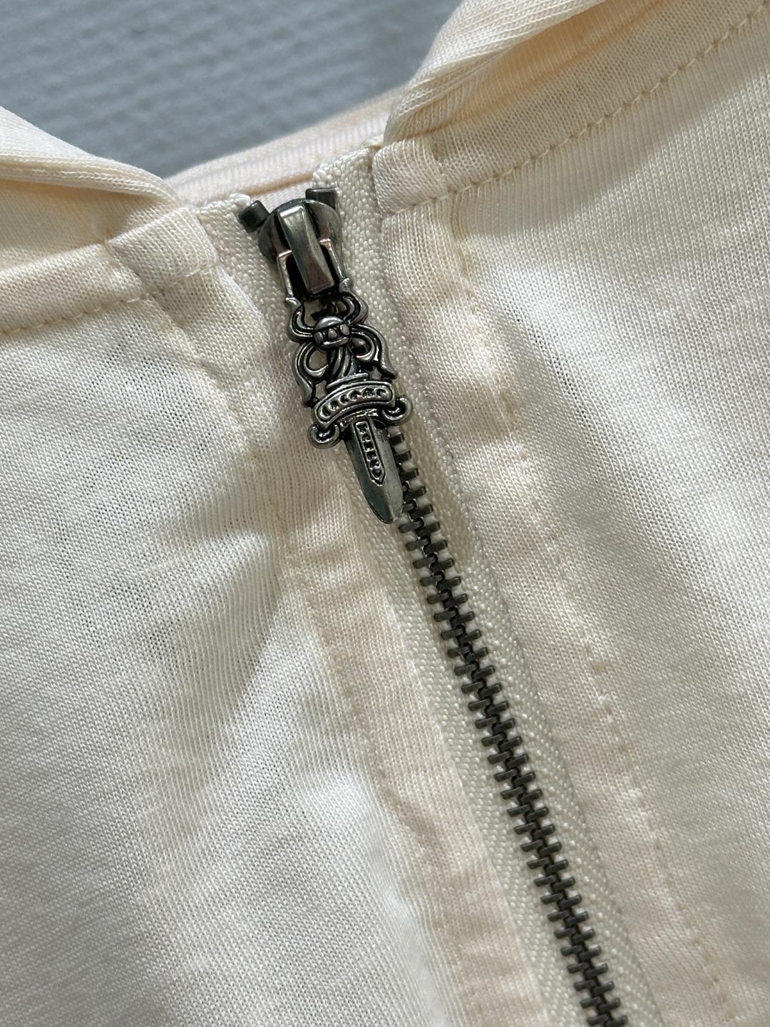 “Single Female Suit: American Gothology Style with Sanskrit Embroidery and Almond Gray Sleeves” - 图片 5
