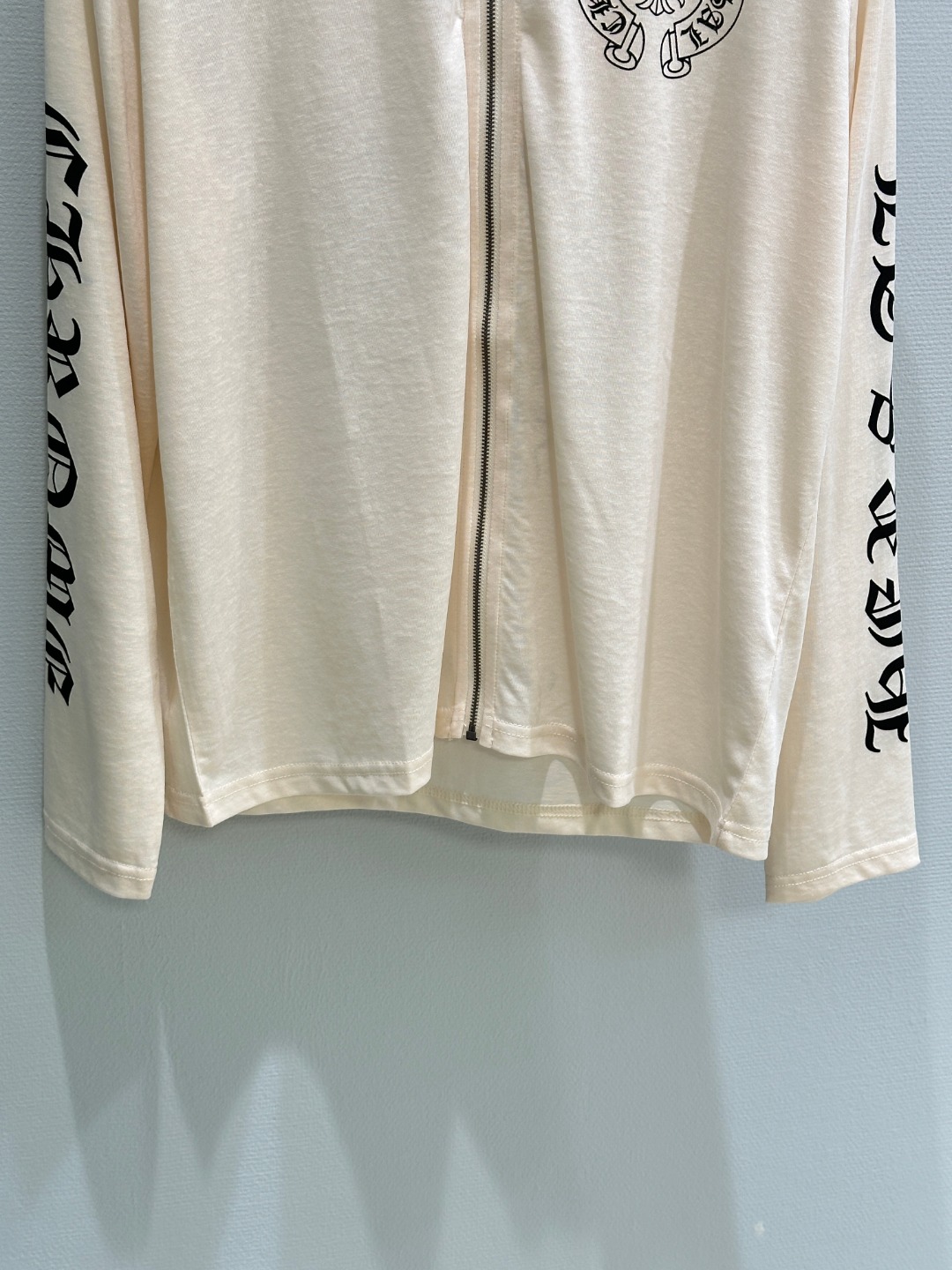 “Single Female Suit: American Gothology Style with Sanskrit Embroidery and Almond Gray Sleeves” - 图片 7
