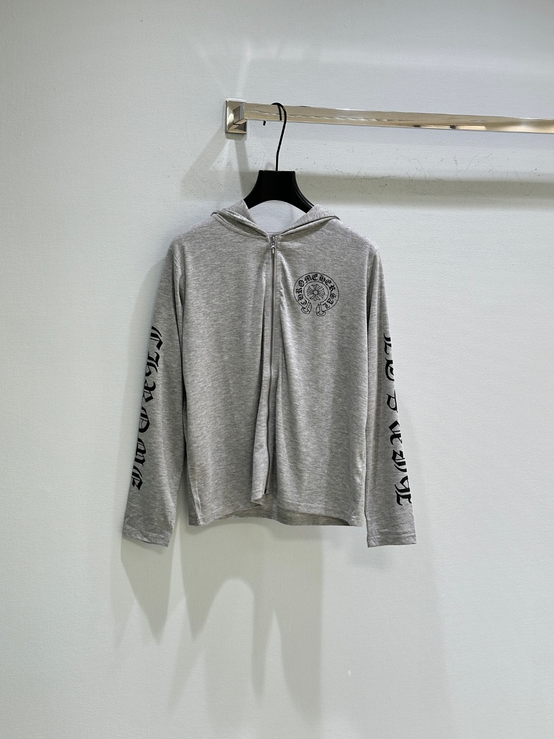 Title: Unique American Gothology Female Suit Description Summary: Single hard-core female suit with Sanskrit embroidery, giant logo, stamped sleeves, American Gothology style, almond supply, gray SMLs - 图片 1