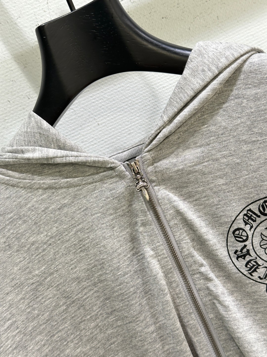 Title: Unique American Gothology Female Suit Description Summary: Single hard-core female suit with Sanskrit embroidery, giant logo, stamped sleeves, American Gothology style, almond supply, gray SMLs - 图片 2