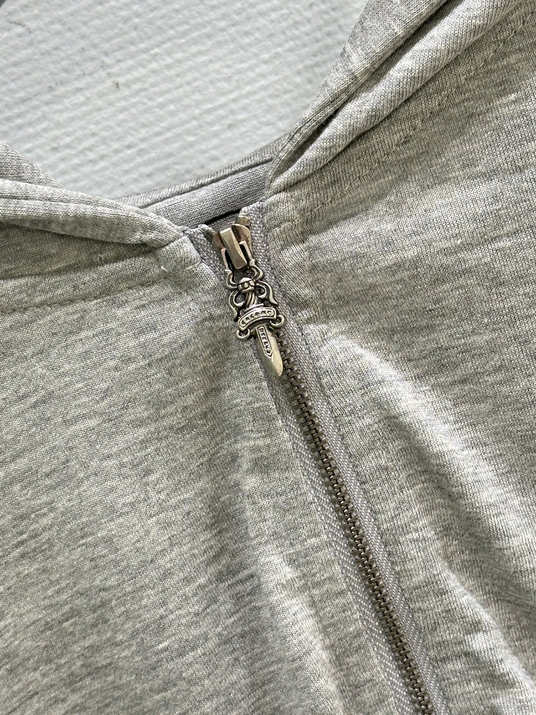 Title: Unique American Gothology Female Suit Description Summary: Single hard-core female suit with Sanskrit embroidery, giant logo, stamped sleeves, American Gothology style, almond supply, gray SMLs - 图片 3