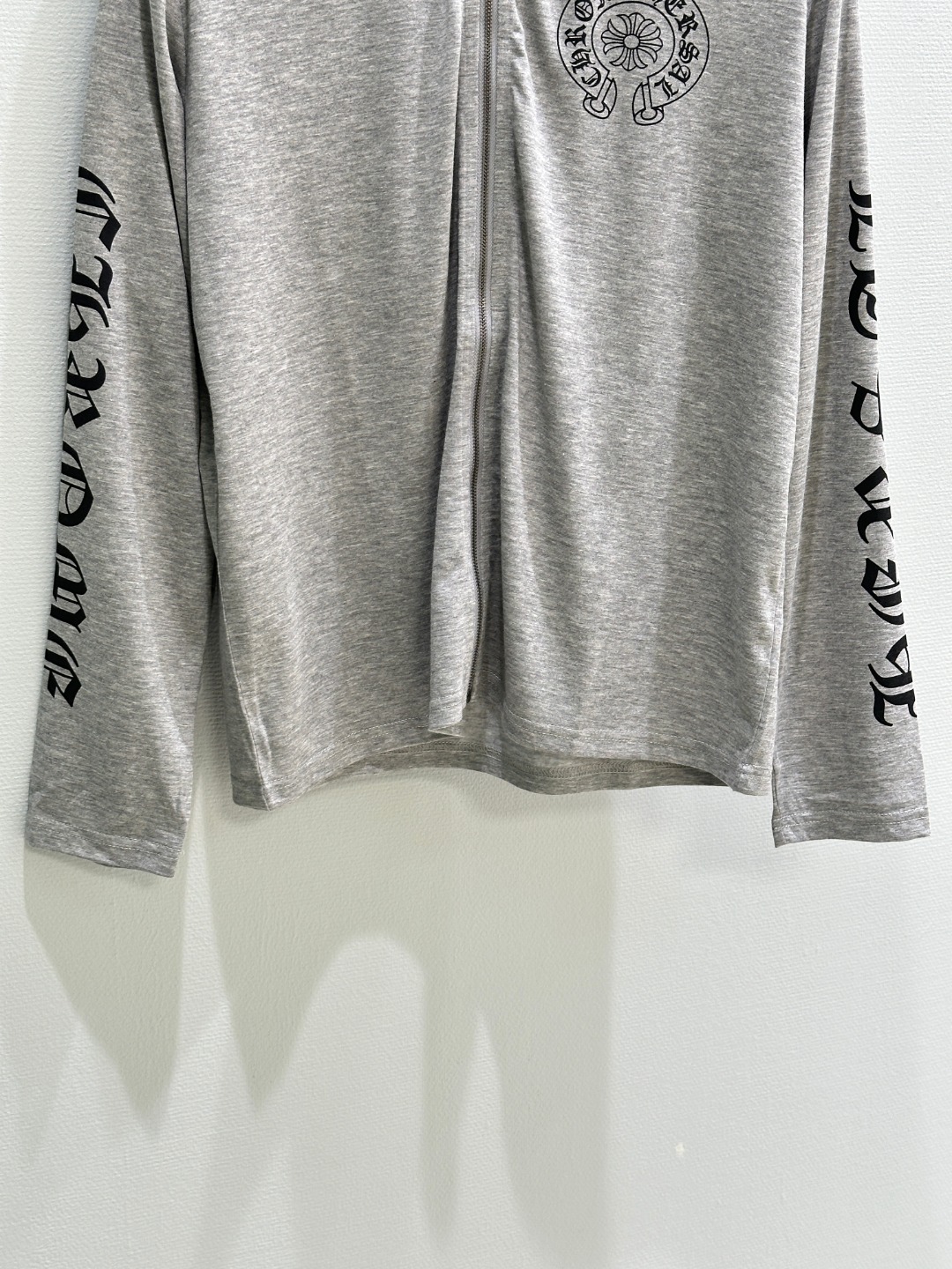 Title: Unique American Gothology Female Suit Description Summary: Single hard-core female suit with Sanskrit embroidery, giant logo, stamped sleeves, American Gothology style, almond supply, gray SMLs - 图片 6