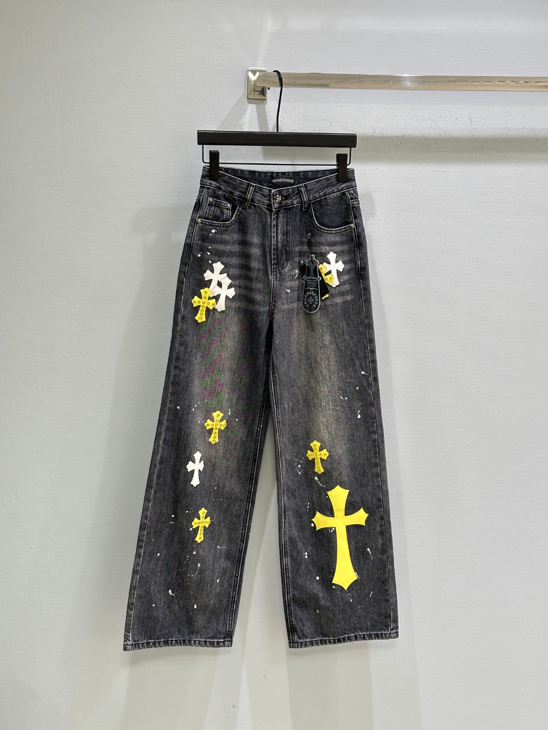 Jean Délavé à Croix Contrastées et Clous pour Femme - Style Tendance