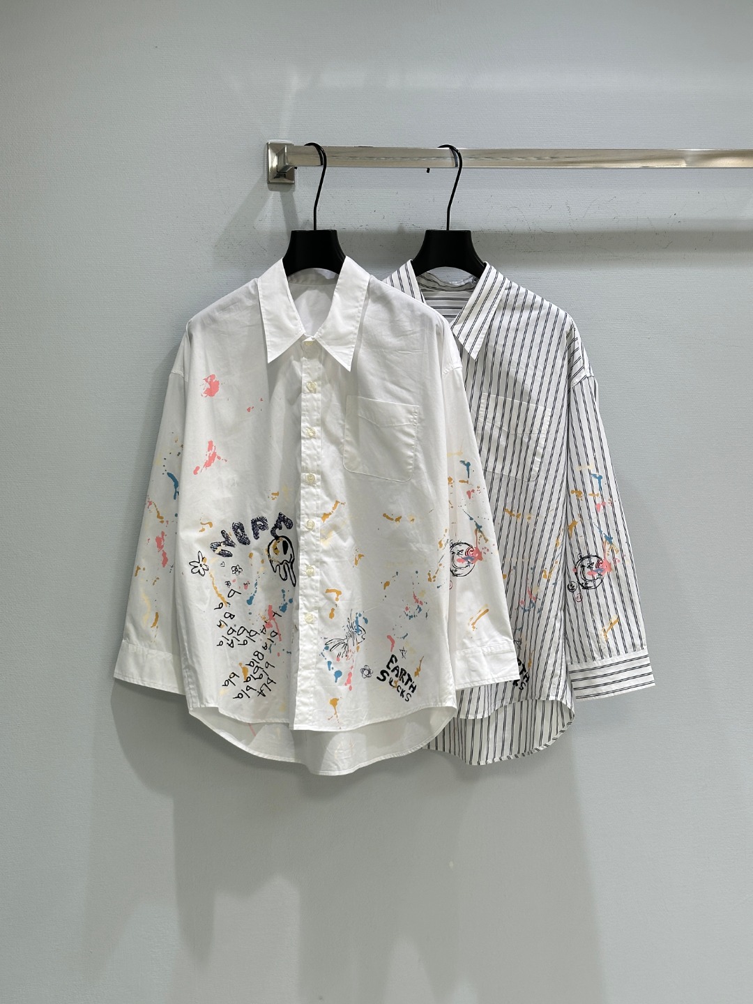 Women's White Shirt with Graffiti Print, Long Sleeve Button-Down Shirt 2 o 1j3l3v03u1juj1l4t18opm0411o40