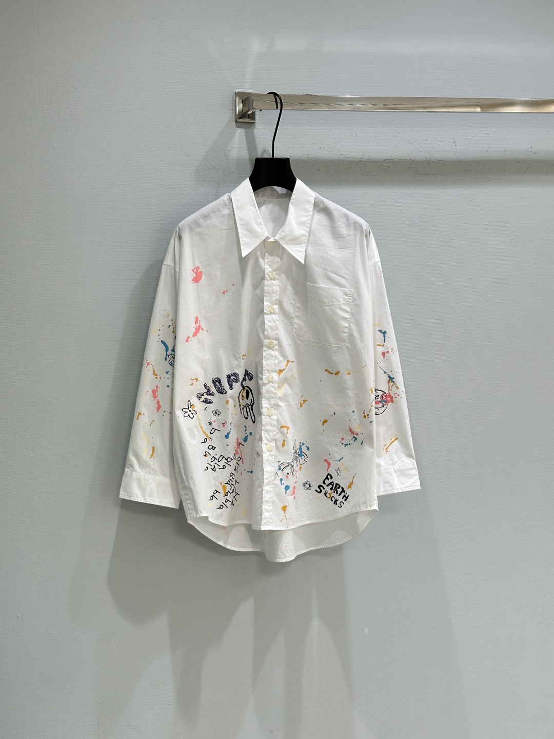 Women's White Shirt with Graffiti Print, Long Sleeve Button-Down Shirt 3 o 1j3l3v040130lqm01gnn7mfql83
