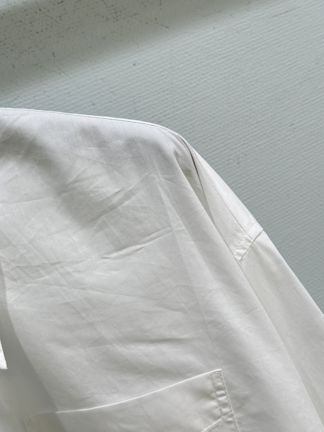 Women's White Shirt with Graffiti Print, Long Sleeve Button-Down Shirt 5 o 1j3l3v04112i5167imr61mh8p9k5