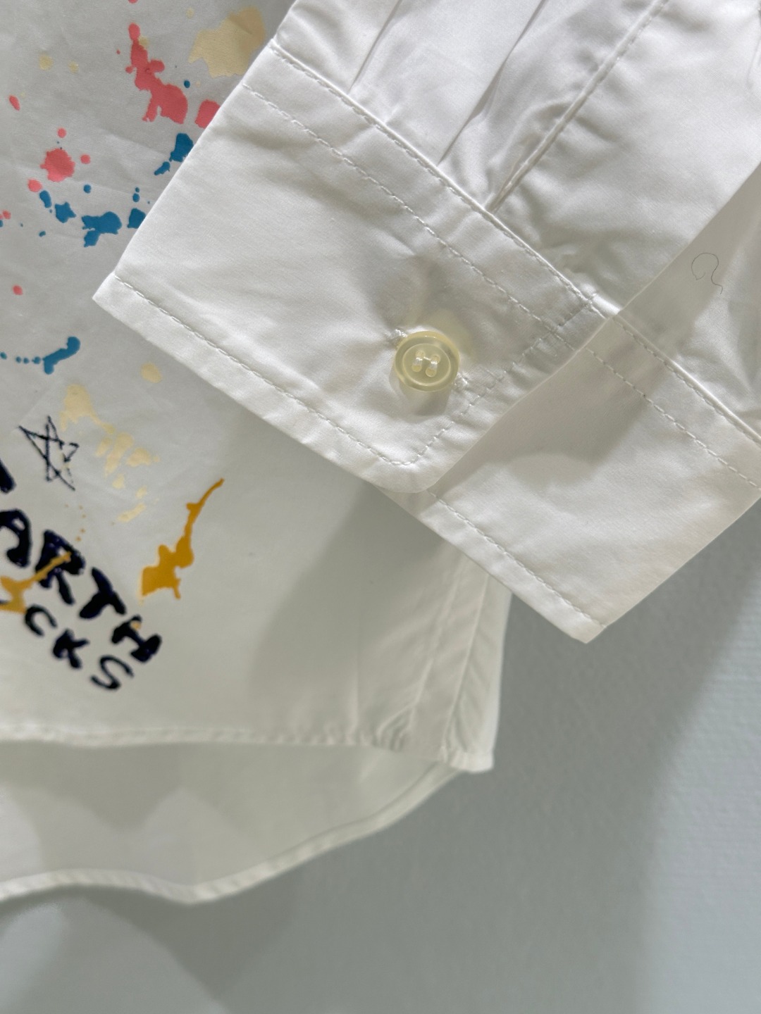 Women's White Shirt with Graffiti Print, Long Sleeve Button-Down Shirt 8 o 1j3l3v0424r31co5ipseps1pa08