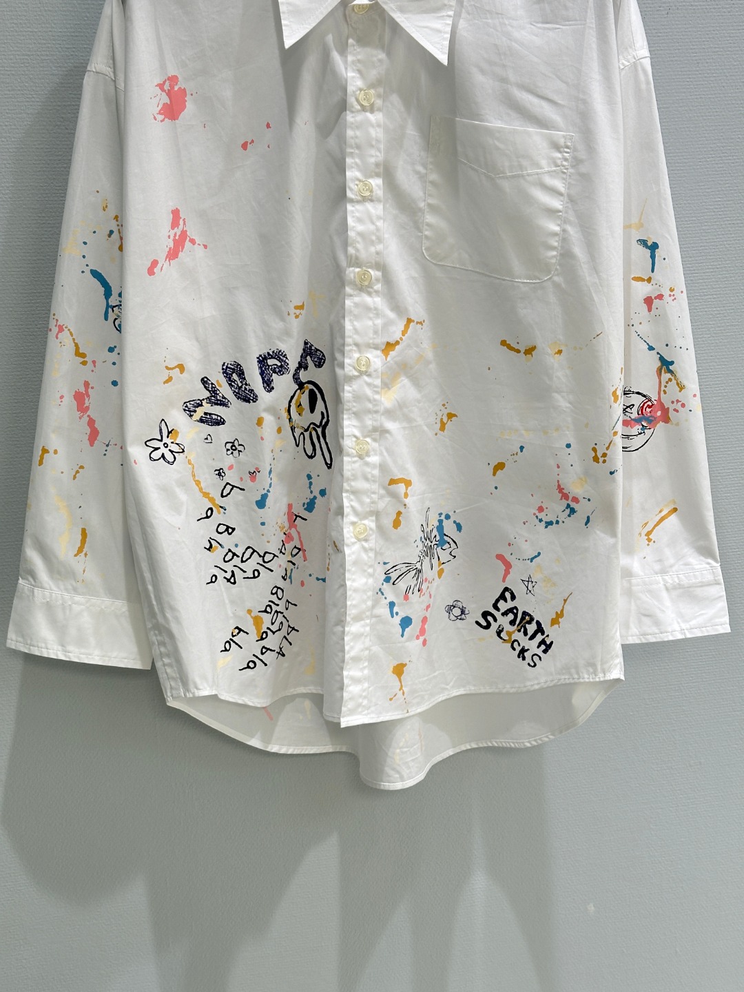 Women's White Shirt with Graffiti Print, Long Sleeve Button-Down Shirt 7 o 1j3l3v042vj81khi19cr1f9vg4i7