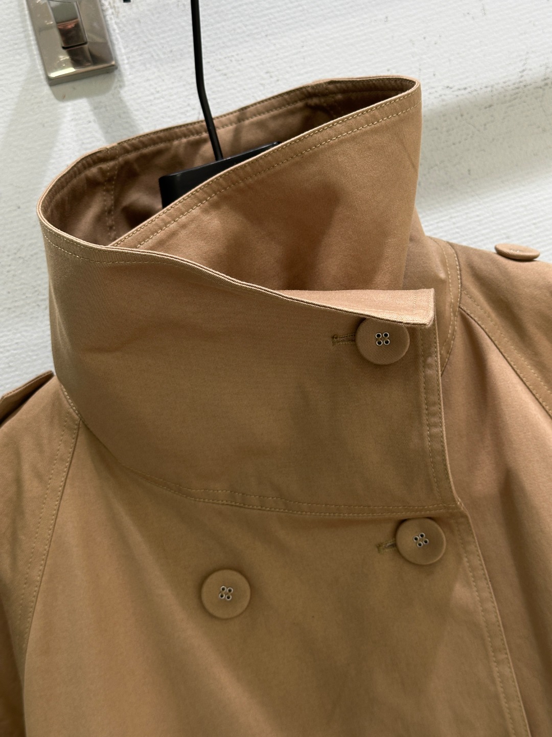 Elegant Twill Cotton Double-Breasted Jacket with Buckle Detail 3 o 1j3nvu5ut109c1p7m1p3j6tn39g1