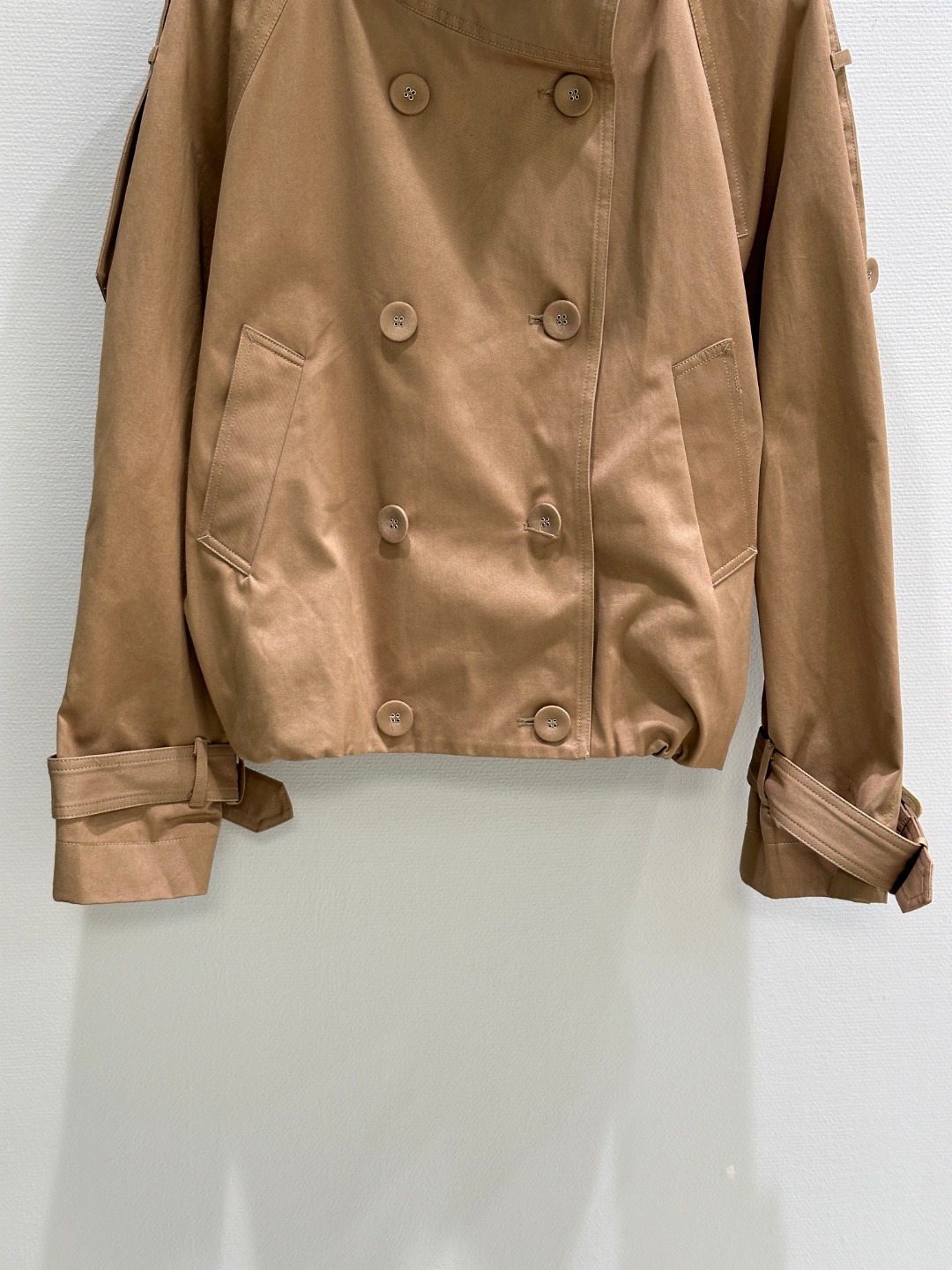 Elegant Twill Cotton Double-Breasted Jacket with Buckle Detail 9 o 1j3nvu5uv19ls11vq1jpjmgg3257