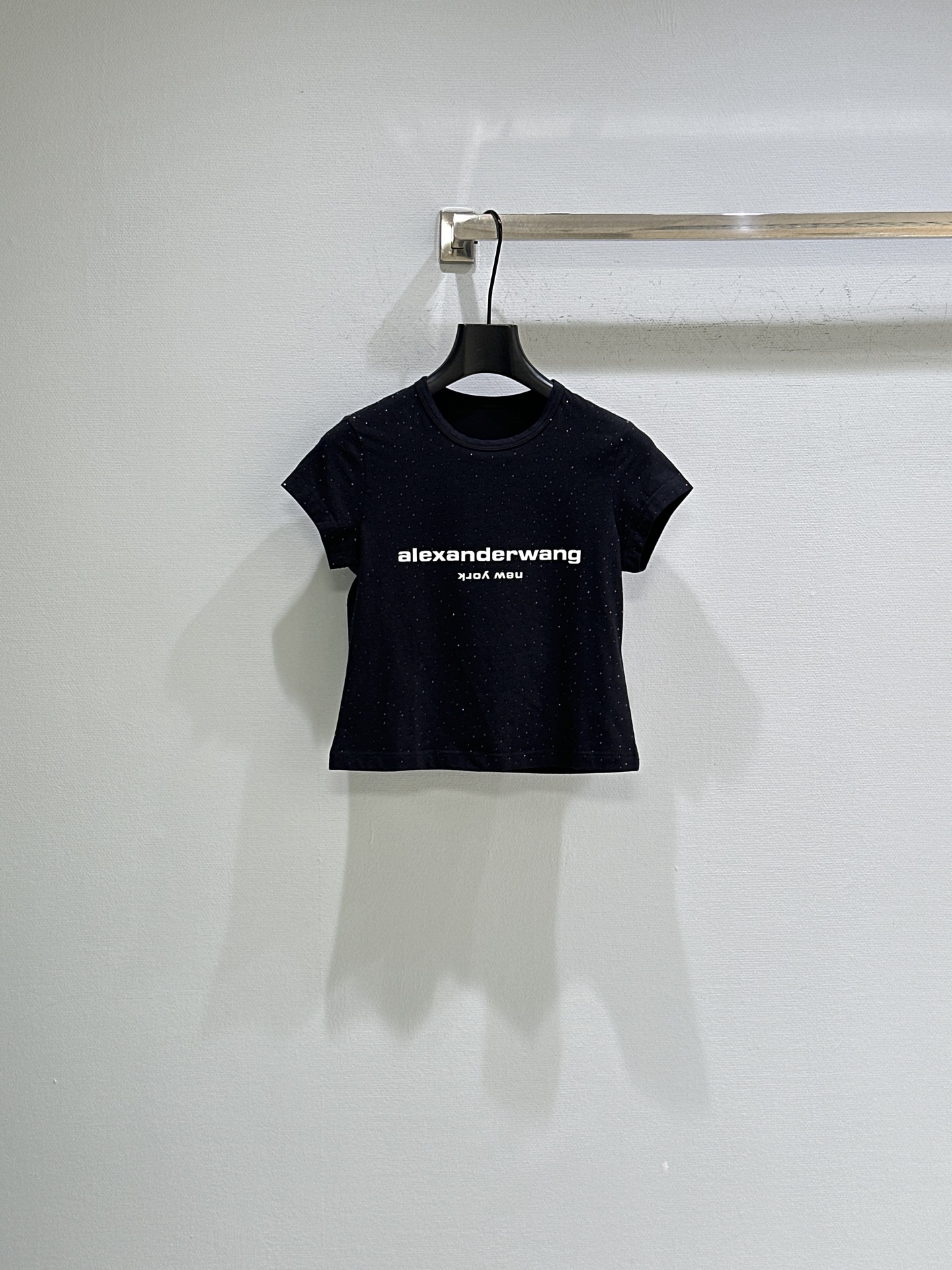 Футболка укороченная черная с кристаллами Alexander Wang