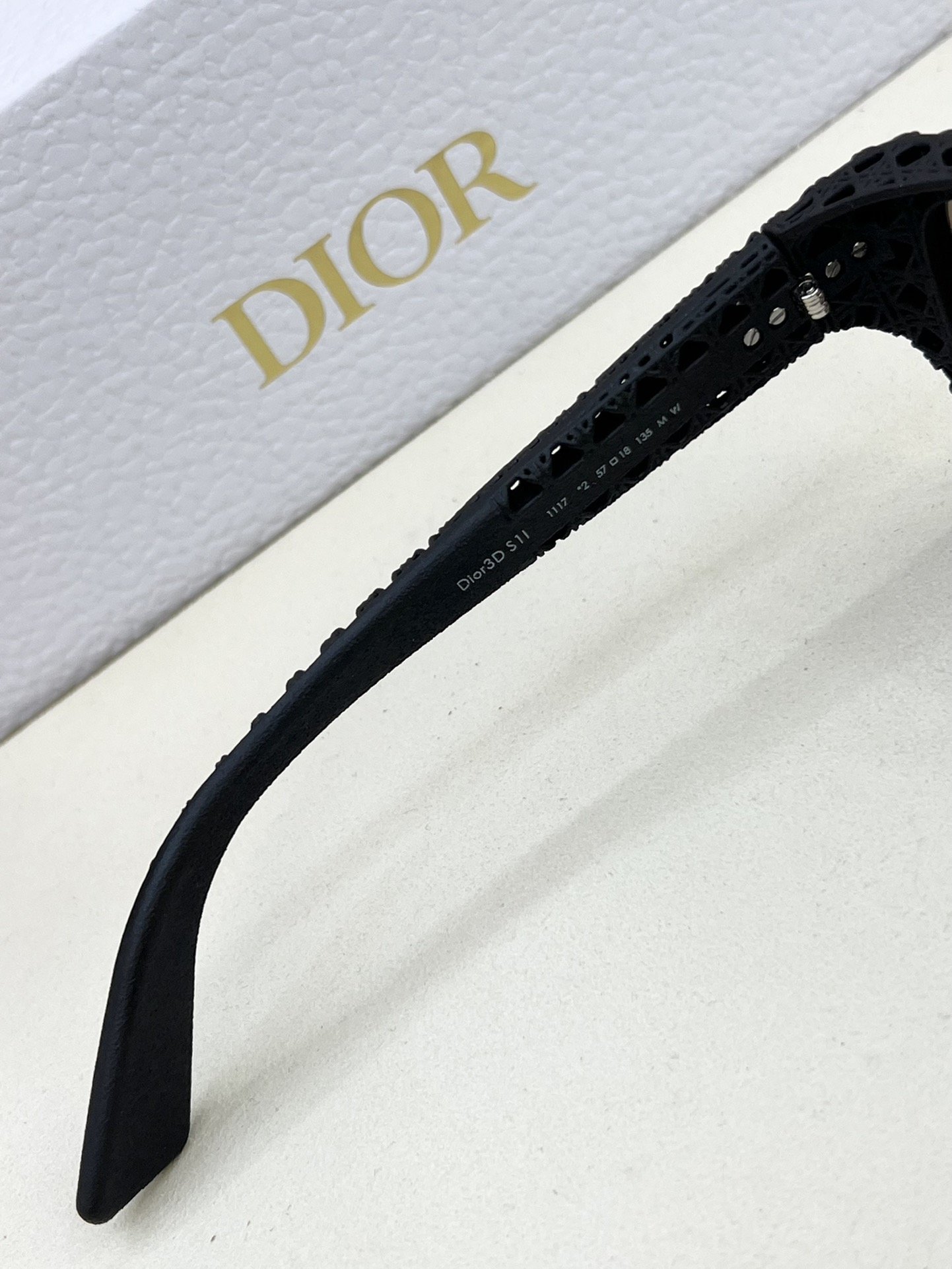 DIO*迪*奥家最新款采用创新设计彰显个性镂空设计的镜框采用3D打印技术舒适轻盈饰有藤格纹图案线条镜腿上