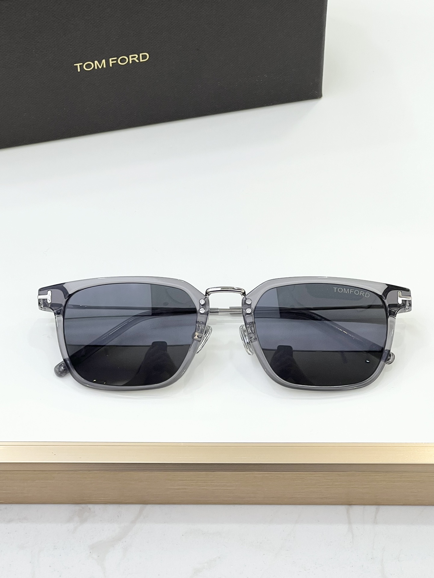 TOM FORD 太阳镜 板材 眉线框