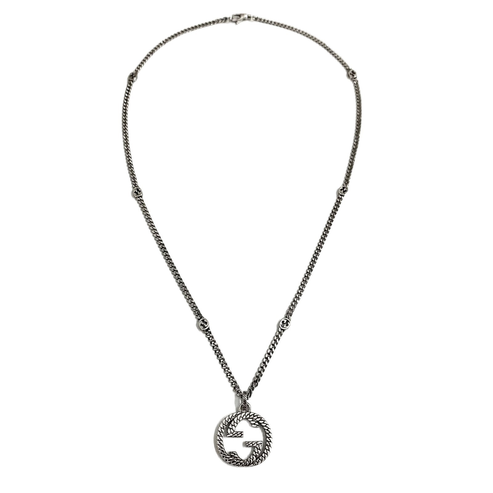 NO:633806,88430* Gucci Double G double mutual necklace is an important iconic element. The reduced version of the monogram pattern is both a pendant and a part of the thin silver chain, integrating retro design and contemporary elements. Sterling silver, old vintage craftsmanship. The chain length is 50cm and can be shortened. Comes with a full set of packaging. Chain length size: 55cm,, gucci, necklace, pure silver, Cartier high-end jewelry1986090988430* 古驰 双G双互项链 重要的标志性元素.缩小版字母交织图案既是吊坠,也是细银链的一部分,将复古设计和当代元素浑然整合. 纯银,做旧复古工艺 链长50cm可调短 配全套包装. 链长size:55cm,,gucci,necklace,pure silver,卡迪亚高端饰品,Jewelry