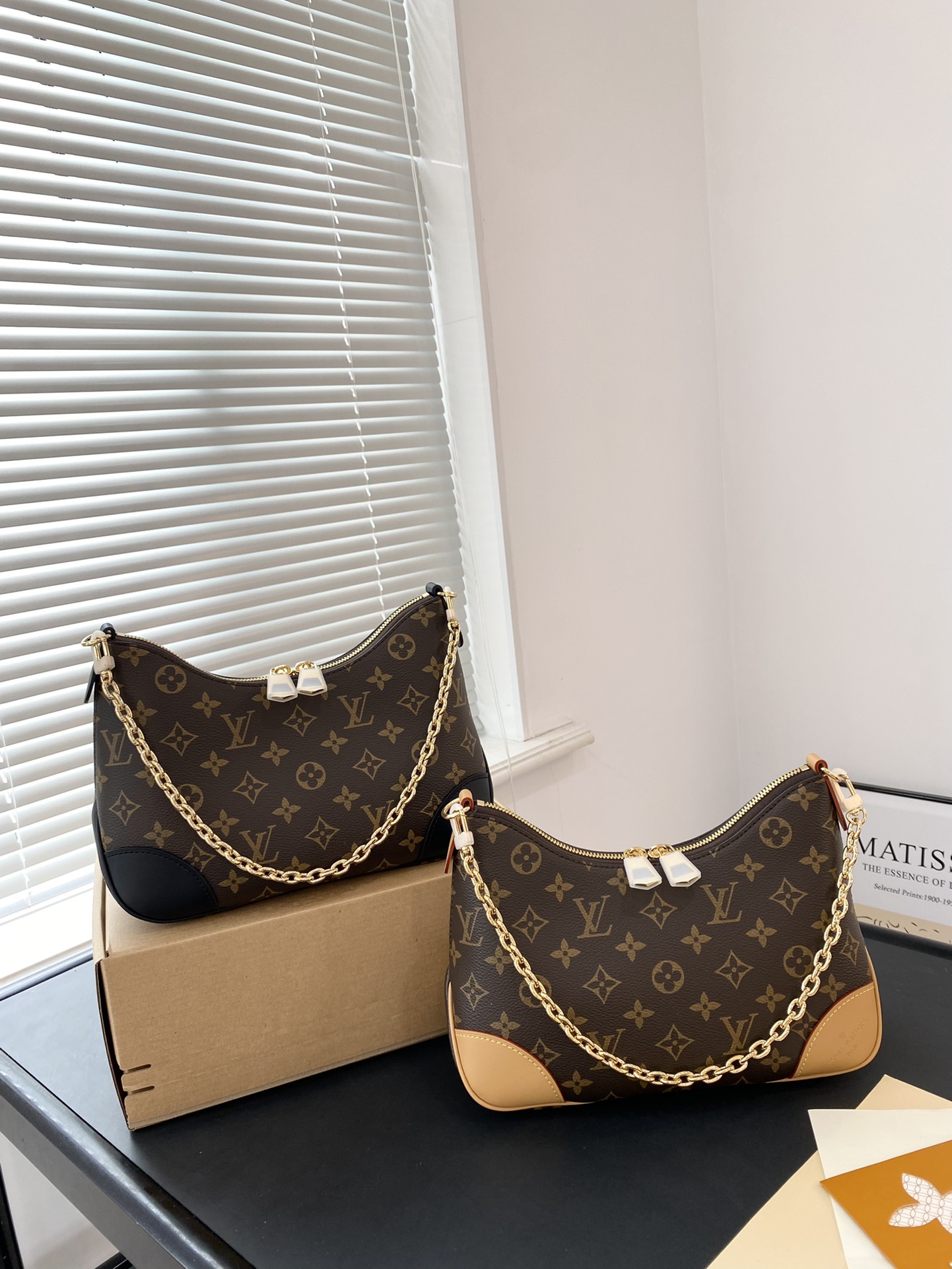 🅿️383 Upgraded Model Chip Version With Folding Gift Box ️Airplane Box | Size 25 16 | Lv 2021 New Boulogne Croissant Zipper | Presbyopia | Leather Shoulder Strap | Lightweight | Large Capacity ▼ ● Crossbody | One Shoulder | Armpit | Hand Carry, Four Backs In One Package, Chain Points 8 And Shoulder Straps Are Detachable It Was A Little Squashed When I Got It, And It Was Still More Than Half Empty Of Daily Necessities. It Was Stuffed With My Son's Toys, And It Was Just Full. It Is Predicted That It Will Be A Popular Model In The Future. Foreign Black Is Cheaper Than The Color, And The Color Will Retain Its Value In The Future. 7989