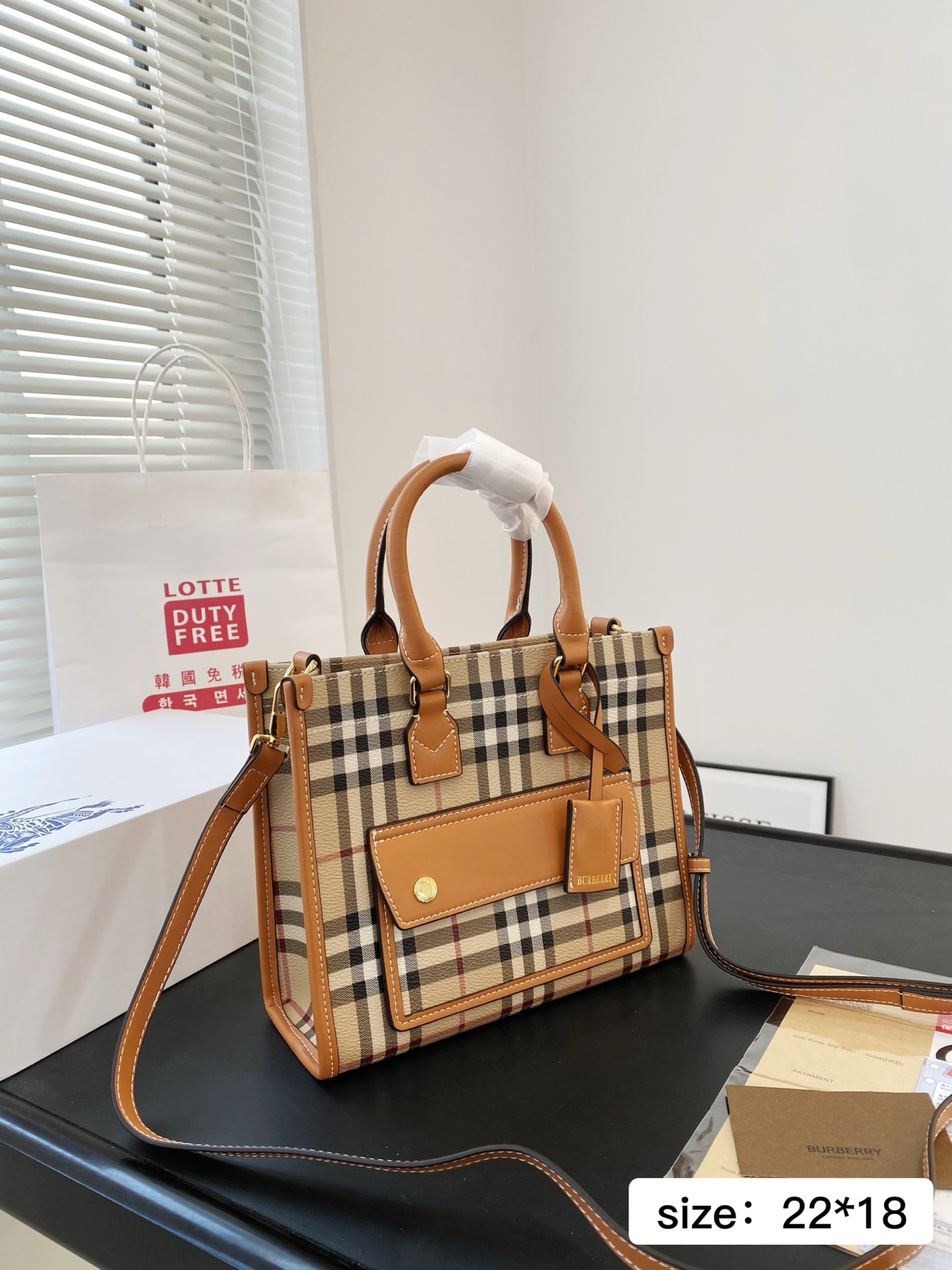 🅿️小号💰370⚠️尺寸22.18 🅿️大号💰380⚠️尺寸38.29 巴宝莉 桦木棕Freya 托特包BURBERRY 真金光泽金属配件,斜背式肩带可调节,可以斜挎 可以手提,袋口有按扣开关,做工质量没的说、完美精致漂亮,容量大,出行一包搞定,真的太漂亮了 7713