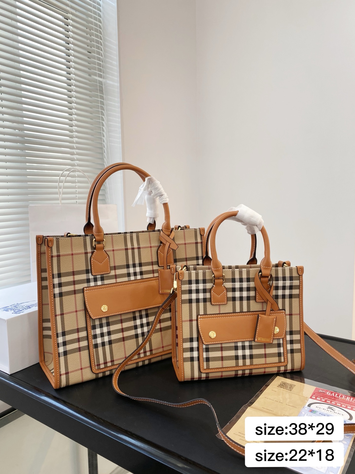 🅿️小号💰370⚠️尺寸22.18 🅿️大号💰380⚠️尺寸38.29 巴宝莉 桦木棕Freya 托特包BURBERRY 真金光泽金属配件，斜背式肩带可调节，可以斜挎 可以手提，袋口有按扣开关，做工质量没的说、完美精致漂亮，容量大，出行一包搞定，真的太漂亮了 7713