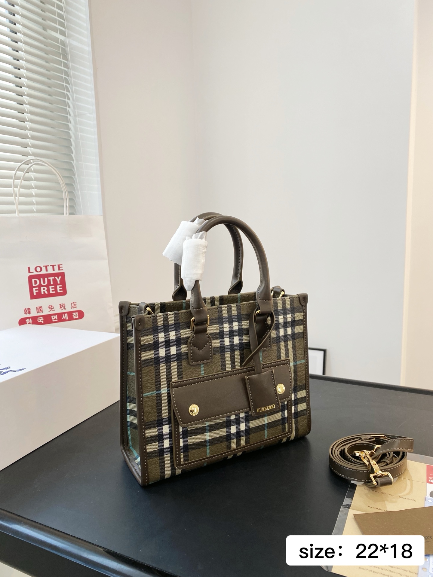 🅿️小号💰370⚠️尺寸22.18 🅿️大号💰380⚠️尺寸38.29 巴宝莉 桦木棕Freya 托特包BURBERRY 真金光泽金属配件，斜背式肩带可调节，可以斜挎 可以手提，袋口有按扣开关，做工质量没的说、完美精致漂亮，容量大，出行一包搞定，真的太漂亮了 7713