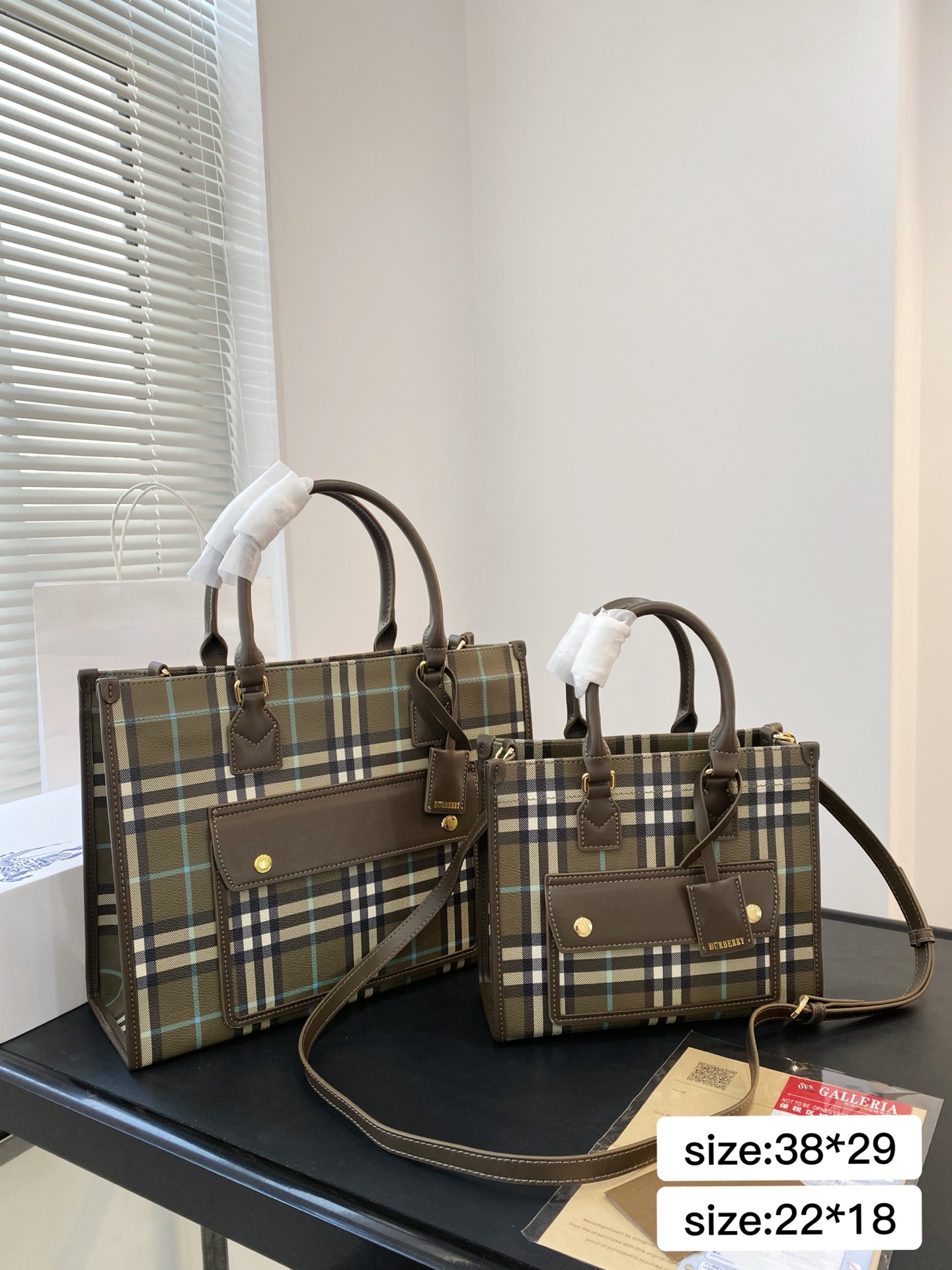 🅿️小号💰370⚠️尺寸22.18 🅿️大号💰380⚠️尺寸38.29 巴宝莉 桦木棕Freya 托特包BURBERRY 真金光泽金属配件,斜背式肩带可调节,可以斜挎 可以手提,袋口有按扣开关,做工质量没的说、完美精致漂亮,容量大,出行一包搞定,真的太漂亮了 7713