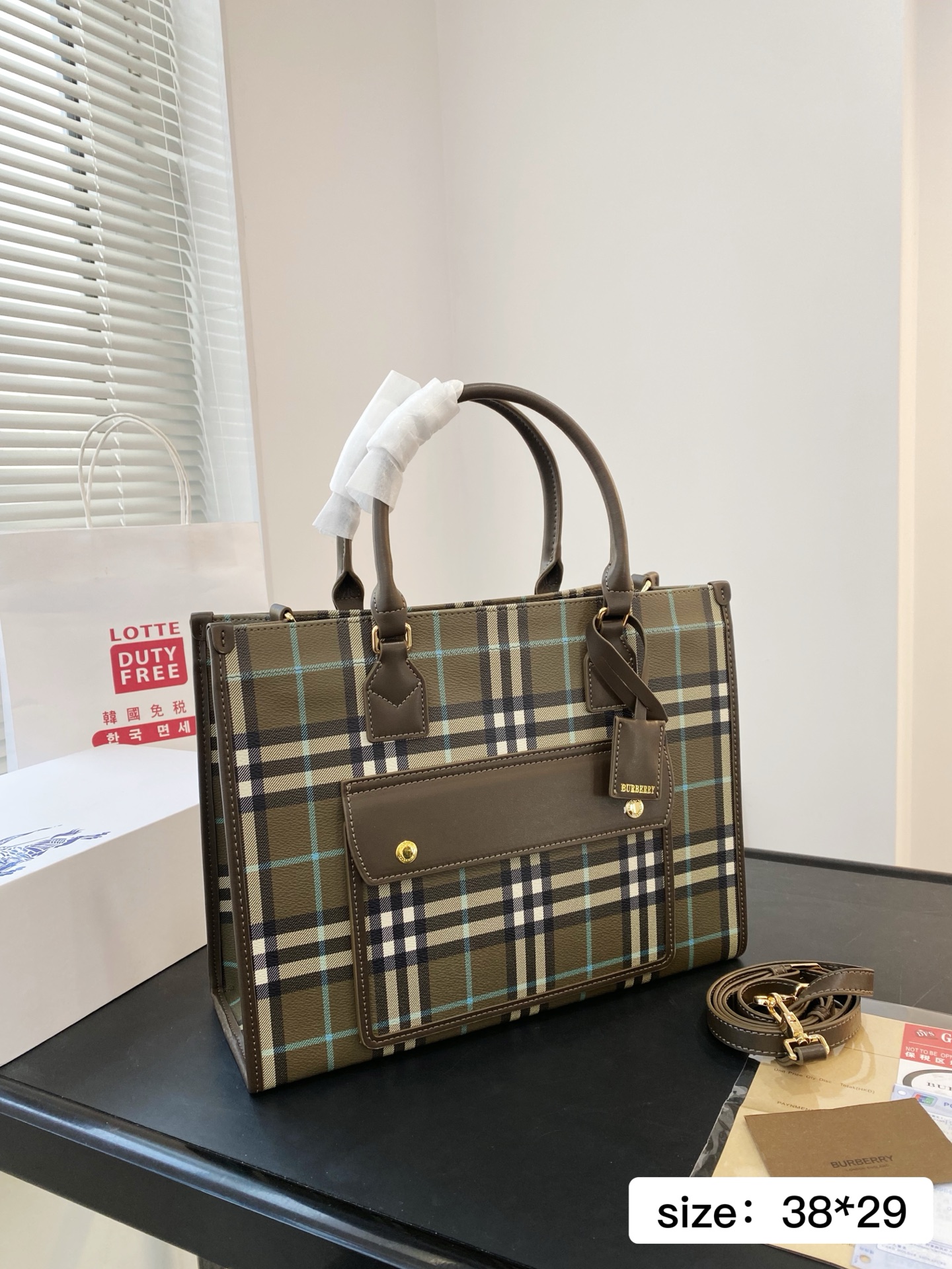 🅿️小号💰370⚠️尺寸22.18 🅿️大号💰380⚠️尺寸38.29 巴宝莉 桦木棕Freya 托特包BURBERRY 真金光泽金属配件，斜背式肩带可调节，可以斜挎 可以手提，袋口有按扣开关，做工质量没的说、完美精致漂亮，容量大，出行一包搞定，真的太漂亮了 7713