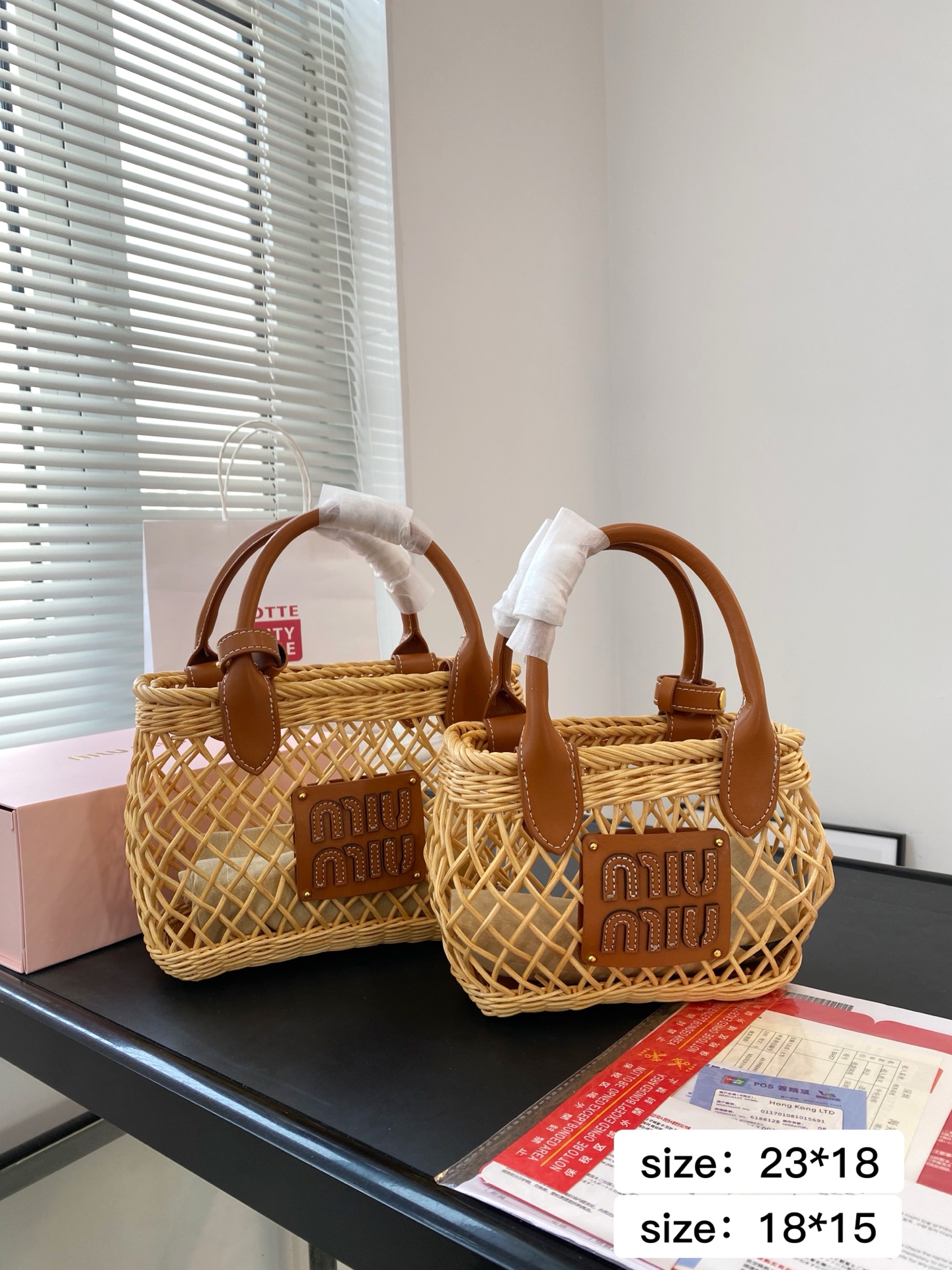🅿️💰365/160配折叠🎁 尺寸23*18/18*15 缪缪miumiu夏日田园度假风编织镂空菜篮子终于来啦！特别的藤编弧型设计使得包型非常新颖别致又立体有型，这竹编可得把师傅们折腾得看到竹编都怕啦台真的复杂程度超高，损耗也非常大，但正所谓慢工出细活，看到实物就觉得花这么长时间是值得滴！包内配帆布拉链小包，搭配可调节皮革长肩带，外出野餐田园度假、海边游玩都是绝佳选择！我脑海里已经脑补了 N多套衣服去 度假囈！ 3320