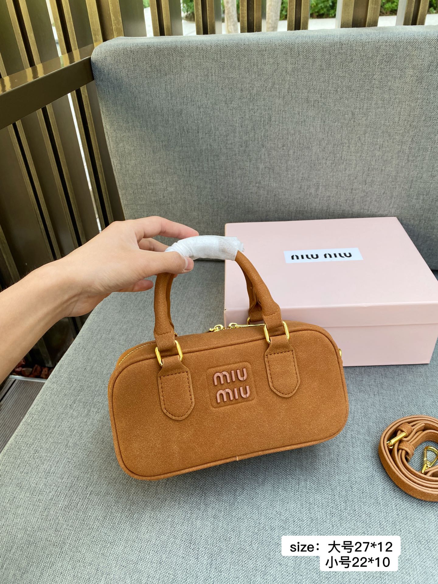🅿️💰135/100配礼盒🎁
尺寸27*12/22*10
缪缪MIUMIU 保龄球
  限定款hobo也太好看了
质感很高级
容量超级大也很耐用
日常出街背它回头率百分百
1718