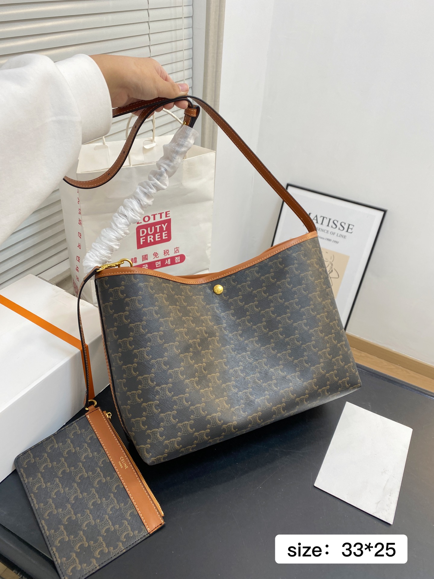 🅿️💰375 配折叠盒 尺寸33*25 赛琳CELINE|SOFT SHO💰💰ER托特包 超轻,带一个子母包,容量很大,阔以放电脑,适合搭配秋冬~ 6606