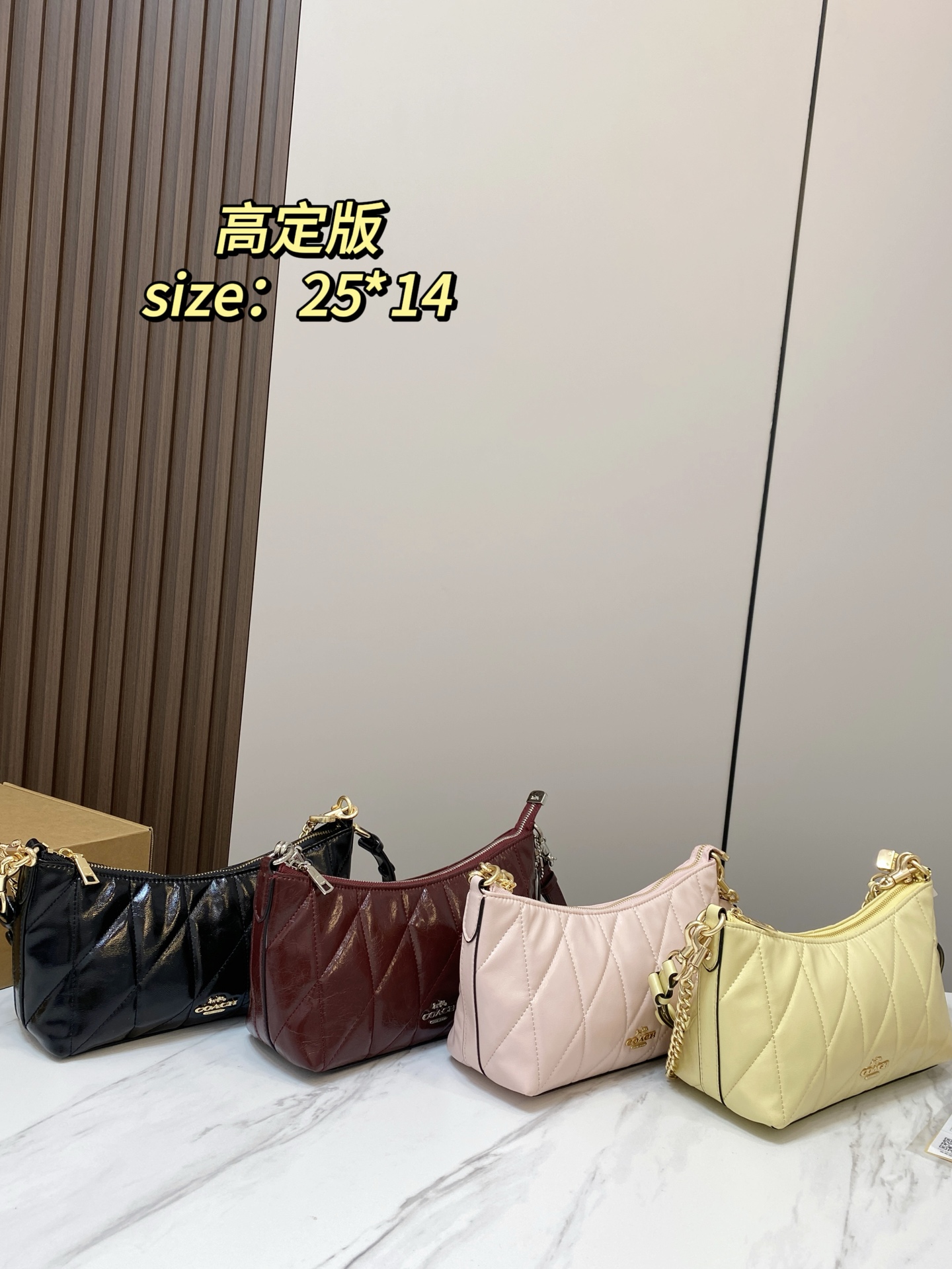 🅿️203 With Airplane Case | Size 25 14 | Kuqi Armpit Bag. It Is Not Too Big Or Too Small When Carried Under The Arm. Not Only Does It Have A Pleasant Appearance, But It Also Has A Lot Of Space. It Is Also Versatile. It Can Be Carried All Year Round And Makes You Fashionable In An Instant. 7622