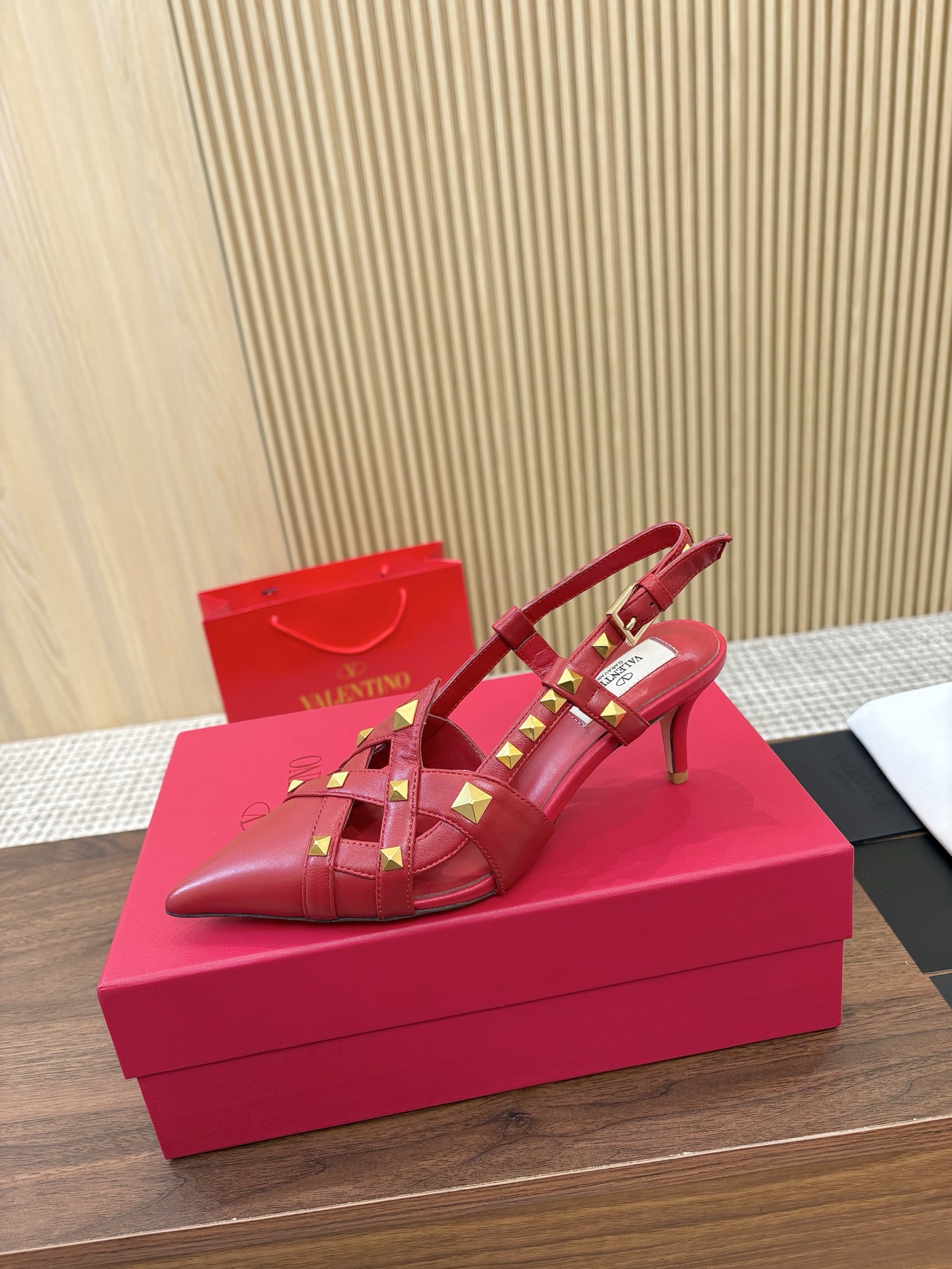 NO:692681,The top version of Valentino's new spring and summer women's back hollow sandals, a walking artifact. The unique [pyramid rivet metal] brings out a full sense of high-end, and the new season will live up to expectations!  Worth buying ★Absolute high-end original method, absolutely emotional and elegant style, creating a different feeling, simple and elegant style!  Size 35-41 (34-42 customized, non-returnable) Fabric: Imported cowhide, sheepskin lining Heel height 6.5cm P leather outsole P rubber outsole, high heels, valentino, sandals, high heels, cowhide, sheepskin, Leather soles19860909顶级版本 华伦天奴 春夏新女士后空凉鞋,行走神器 独特的【金字塔柳钉金属】衬托出满满的高级感,新一季不负期待！ 值得入手★绝对的上档次原版做法 绝对感性优雅风格 创造不一样的感觉简约气质款式！ 码数35-41（34-42定做不退换） 面料:进口牛皮 内里内里羊皮 跟高6.5cm P真皮大底 P橡胶大底,高跟鞋,valentino,sandals,high heels,cowhide,sheepskin,Leather soles,Women's Shoes