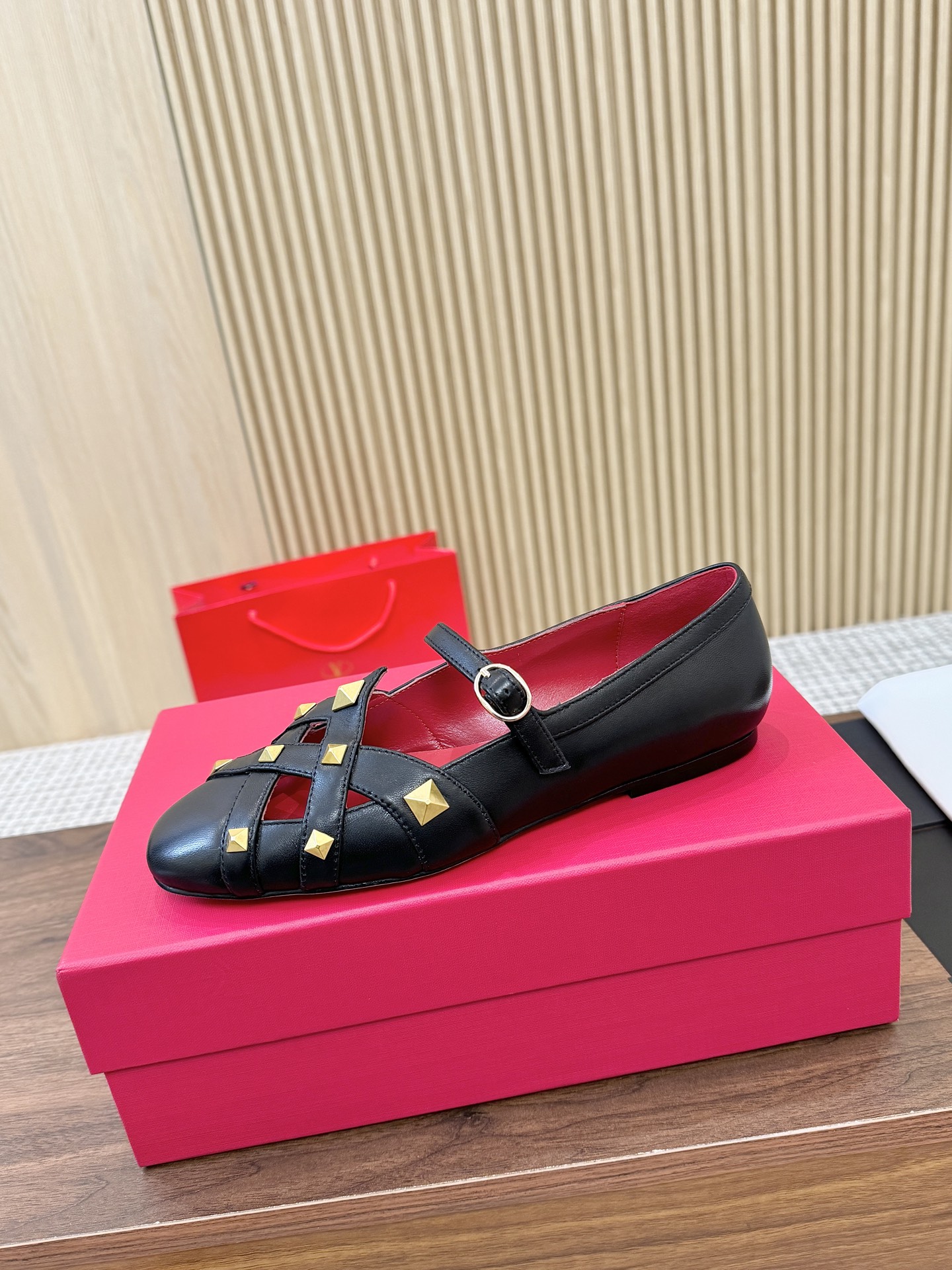 NO:747489,The top version of Valentino's new spring and summer women's hollow Mary Jane shoes, a walking artifact. The unique [pyramid rivet metal] brings out a full sense of high-end, and the new season will live up to expectations!  Worth buying ★Absolute high-end original method, absolutely emotional and elegant style, creating a different feeling, simple and elegant style!  Size 35-41 (34-42 customized, non-refundable) Fabric: Imported cowhide, sheepskin lining, high heels, P leather outsole, P rubber outsole, single shoes, valentino, mary jane, cowhide, sheepskin, Leather soles19860909顶级版本 华伦天奴 春夏新女士镂空玛丽珍鞋,行走神器 独特的【金字塔柳钉金属】衬托出满满的高级感,新一季不负期待！ 值得入手★绝对的上档次原版做法 绝对感性优雅风格 创造不一样的感觉简约气质款式！ 码数35-41（34-42定做不退换） 面料:进口牛皮 内里内里羊皮 跟高平底 P真皮大底 P橡胶大底,单鞋,valentino,mary jane,cowhide,sheepskin,Leather soles,Women's Shoes