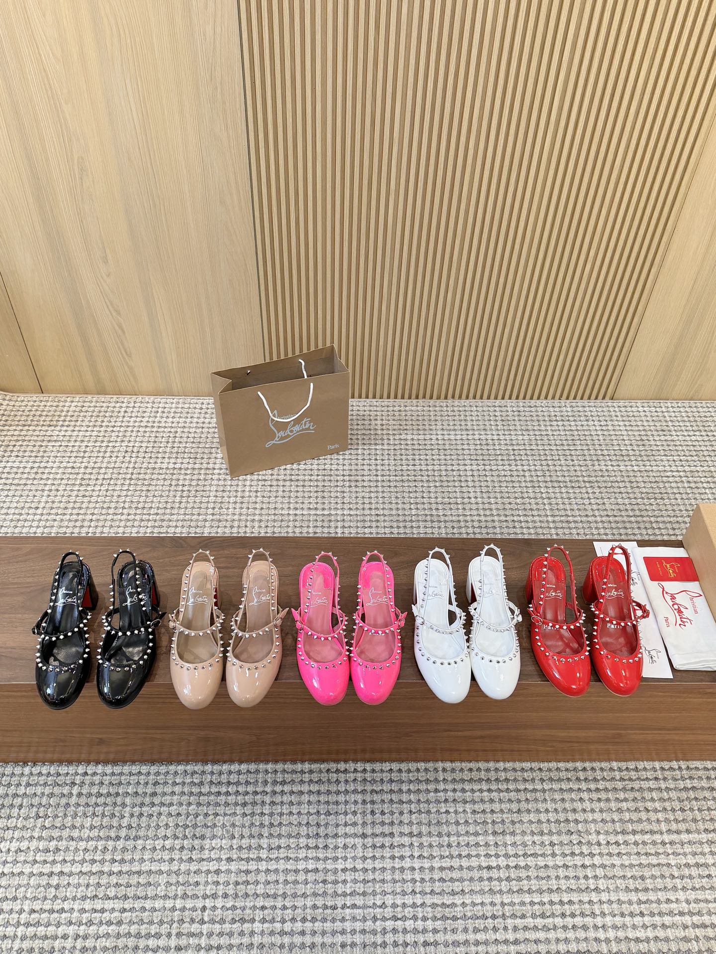 NO:747480,Christian Louboutin CL 'Patent Leather Series' is shipped throughout the year. Noble and luxurious, genuine blingbling, real materials, all shoes are customized by the pattern maker, and the materials are made of original customized materials to achieve the taste of the original. 5 color options for the upper, imported cow patent leather, lining sheepskin foot pads/lining, code number: 34-40.41.42, heel height 6.5cm, P genuine leather sole, P rubber sole, sandals, sandals, sheepskin19860909全年出货Christian Louboutin CL 《漆皮皮系列》高贵奢华 真真正正的blingbling 真材实料 、所有都由版师全鞋订制、材料更是采用原版定制材料 做到了原版的味道 5个颜色选择鞋面进口牛漆皮 内里羊皮垫脚/内里 码数:34-40.41.42 跟高6.5cm P真皮底 P橡胶底,凉鞋,sandals,sheepskin,Women's Shoes