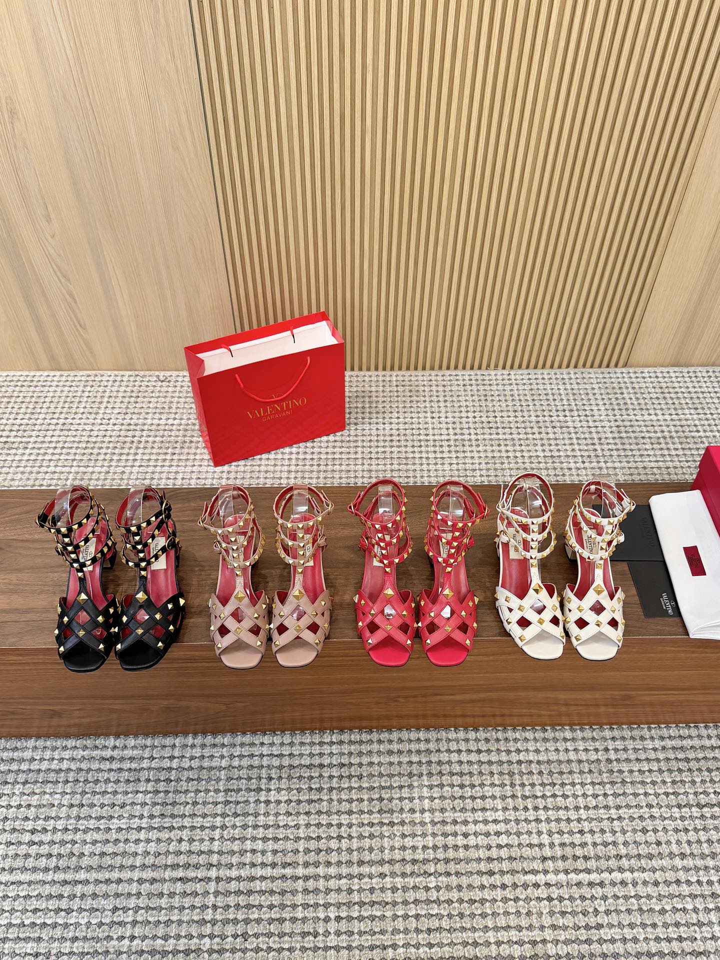 NO:781950,The top version of Valentino's new spring and summer women's hollow sandals, a walking artifact. The unique [pyramid rivet metal] brings out a full sense of high-end, and the new season will live up to expectations!  Worth buying ★Absolute high-end original method, absolutely emotional and elegant style, creating a different feeling, simple and elegant style!  Size 35-41 (34-42 customized, non-returnable) Fabric: Imported cowhide, sheepskin lining, heel height 6.5cm, P genuine leather outsole, P rubber outsole, high heels and sandals, valentino, sandals, high heels, cowhide, sheepskin, Leather soles19860909顶级版本 华伦天奴 春夏新女士全空凉鞋,行走神器 独特的【金字塔柳钉金属】衬托出满满的高级感,新一季不负期待！ 值得入手★绝对的上档次原版做法 绝对感性优雅风格 创造不一样的感觉简约气质款式！ 码数35-41（34-42定做不退换） 面料:进口牛皮 内里内里羊皮 跟高粗跟6.5cm P真皮大底 P橡胶大底,高跟鞋凉鞋,valentino,sandals,high heels,cowhide,sheepskin,Leather soles,Women's Shoes