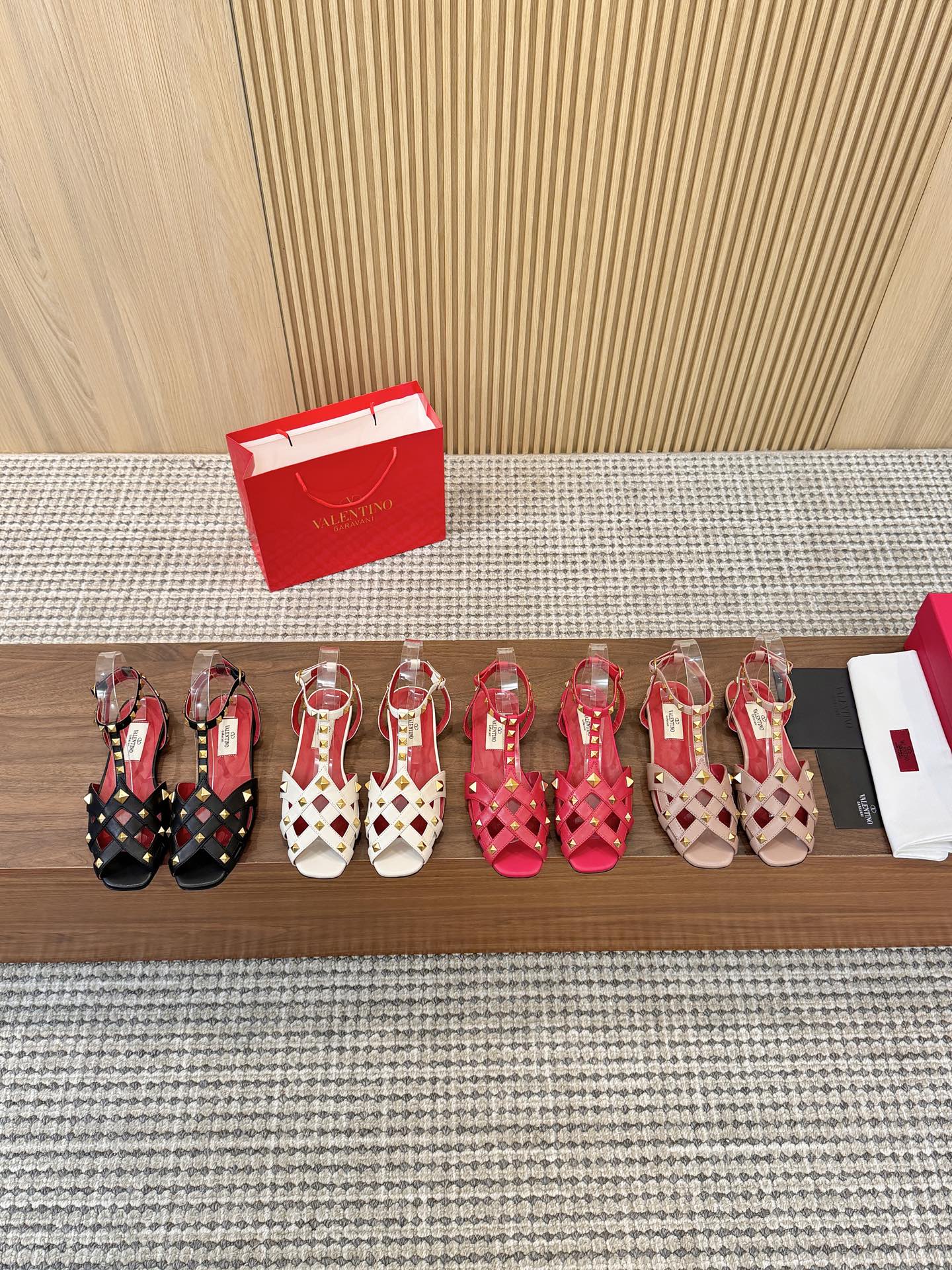 NO:788933,The top version of Valentino's new spring and summer women's hollow sandals, a walking artifact. The unique [pyramid rivet metal] brings out a full sense of high-end, and the new season will live up to expectations!  Worth buying ★Absolute high-end original method, absolutely emotional and elegant style, creating a different feeling, simple and elegant style!  Size 35-41 (34-42 customized, non-returnable) Fabric: Imported cowhide, sheepskin lining, high heel flat P leather outsole P rubber outsole, sandals, valentino, sandals, cowhide, sheepskin, Leather soles19860909顶级版本 华伦天奴 春夏新女士全空凉鞋,行走神器 独特的【金字塔柳钉金属】衬托出满满的高级感,新一季不负期待！ 值得入手★绝对的上档次原版做法 绝对感性优雅风格 创造不一样的感觉简约气质款式！ 码数35-41（34-42定做不退换） 面料:进口牛皮 内里内里羊皮 跟高平底 P真皮大底 P橡胶大底,凉鞋,valentino,sandals,cowhide,sheepskin,Leather soles,Women's Shoes